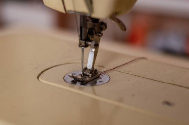 Dikiş makinesi ve başlıklı iğne yakın çekim