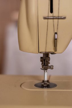 Dikiş makinesi ve başlıklı iğne yakın çekim