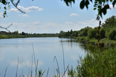 Yazın büyük nehir manzarası. Güneşli bir günde manzara manzara arka planı.
