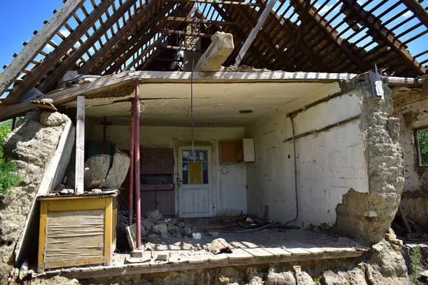 Velha Casa Abandonada Desmoronada Sem Parede Frontal — Fotografia de Stock