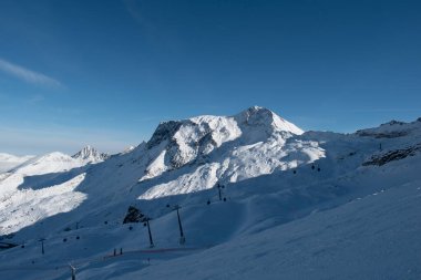 Güneşli bir kış gününde Hintersmox buzulu manzarası. Karlı arka plan manzarası, beyaz kış manzarası.