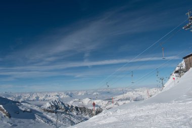 Güneşli bir kış gününde Hintersmox buzulu manzarası. Karlı arka plan manzarası, beyaz kış manzarası.