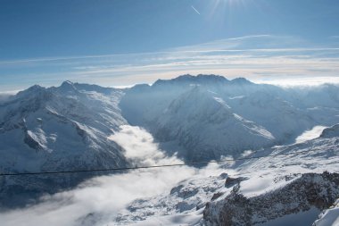 Güneşli bir kış gününde Hintersmox buzulu manzarası. Karlı arka plan manzarası, beyaz kış manzarası.