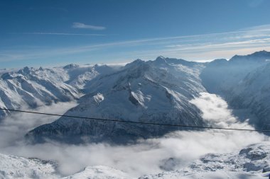 Güneşli bir kış gününde Hintersmox buzulu manzarası. Karlı arka plan manzarası, beyaz kış manzarası.
