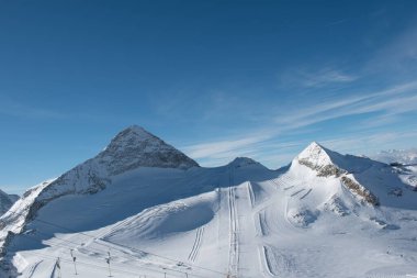 Güneşli bir kış gününde Hintersmox buzulu manzarası. Karlı arka plan manzarası, beyaz kış manzarası.