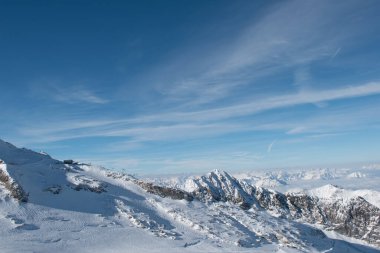 Güneşli bir kış gününde Hintersmox buzulu manzarası. Karlı arka plan manzarası, beyaz kış manzarası.