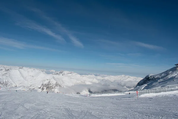 晴れた冬の日には 氷河のパノラマ 雪の背景パノラマ 白い冬の景色 — ストック写真