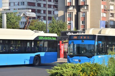 Novi Sad, Sırbistan - 08: 15 2023: Otobüs terminalinde toplu taşıma otobüsleri. Sırbistan 'ın Novi Sad kentinde eski ve yeni elektrikli otobüslerin karışımı. Kamu otobüsü ulaşımı.