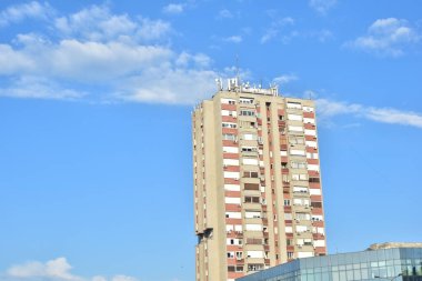 Mavi gökyüzünde zalimce tasarlanmış kule binası.