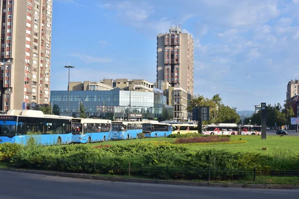 ノヴィ セルビア 2023 バスステーションの公共交通機関バス セルビアのノヴィ サドの古くて新しい電気バスが混在しています パブリックバス — ストック写真