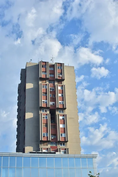 蓝天上的野蛮式住宅大楼 — 图库照片