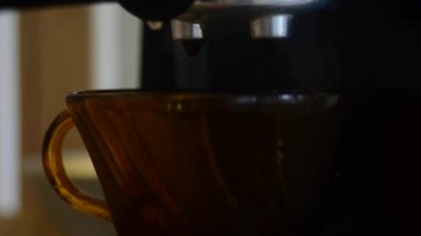 Kahve makinesinde espresso kahve yapma süreci. 