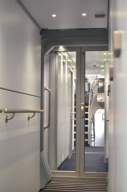 Modern bir yüksek hızlı trenin içi.