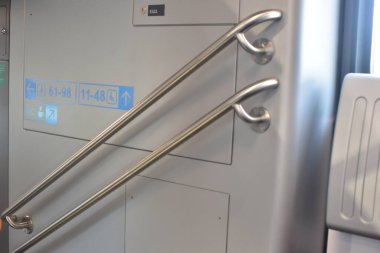 Modern bir yüksek hızlı trenin içi.