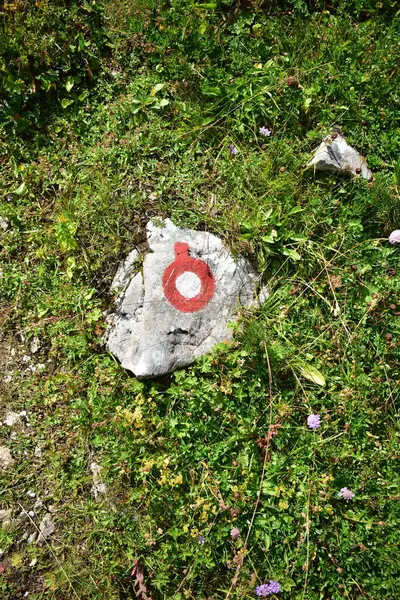 Wandelbord Wandelsporen Rots Rode Cirkel Met Een Witte Stip Vuur — Stockfoto