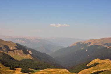 Mavi gökyüzü ile yaz günü dağ manzarası ve seyahat metni için kopyalama alanı.