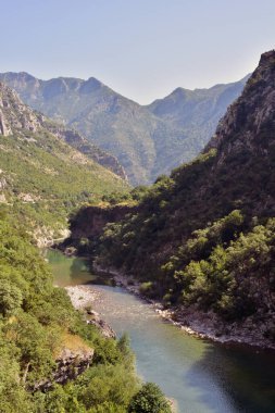 Karadağ 'ın Moraca kanyonunda güneşli bir gün. Nehir ve derin kanyon. Doğa manzarası.