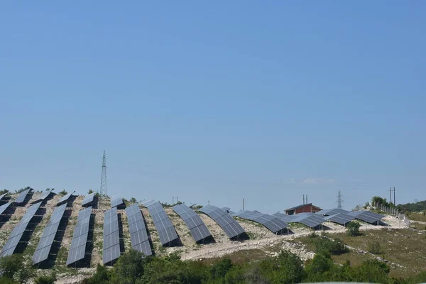 山の田舎にあるソーラーファーム 再生可能エネルギー 太陽光発電 — ストック写真