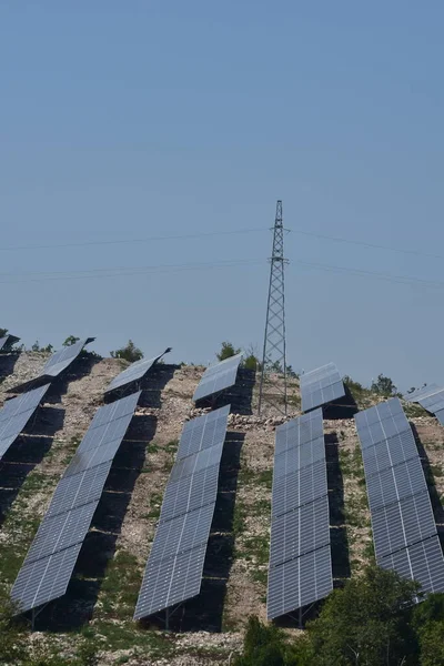 山地农村的太阳能农场 可再生能源太阳能发电 — 图库照片