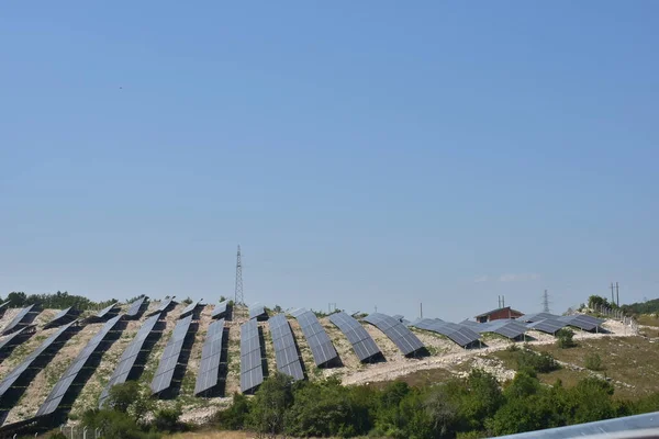 Granja Solar Campo Montaña Energía Renovable Energía Solar Electricidad —  Fotos de Stock