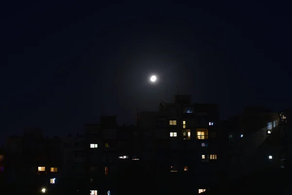 Barbarlık, gece yarısı ay ışığında konut binalarını şekillendirdi..