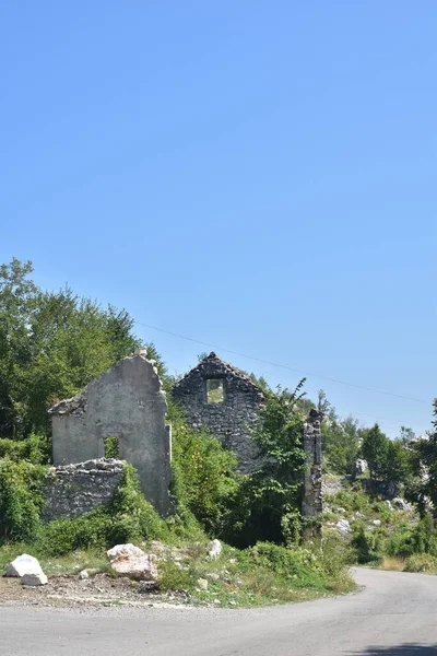 乡间废弃的旧石屋 — 图库照片