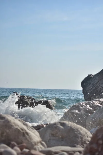 海に石をぶつける波 ロッキー海岸の波が海岸に衝突する — ストック写真
