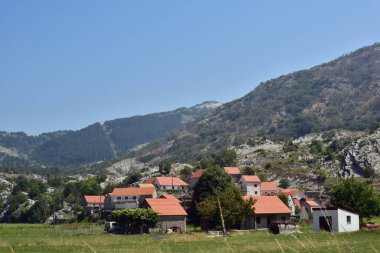 Karadağ 'ın küçük taş köyü. Karadağ 'ın Njegusi kentindeki eski bir köy. Güneşli bir günde kırsal bir manzara.