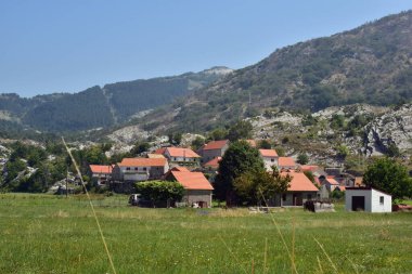 Karadağ 'ın küçük taş köyü. Karadağ 'ın Njegusi kentindeki eski bir köy. Güneşli bir günde kırsal bir manzara.
