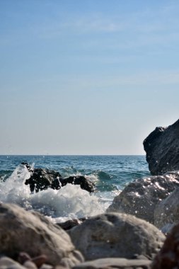 Deniz dalgaları kayalara çarpıyor. Adriyatik Denizi kıyıları güneşli bir günde.