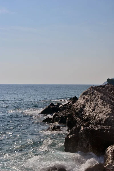 Deniz Dalgaları Kayalara Çarpıyor Adriyatik Denizi Kıyıları Güneşli Bir Günde — Stok fotoğraf