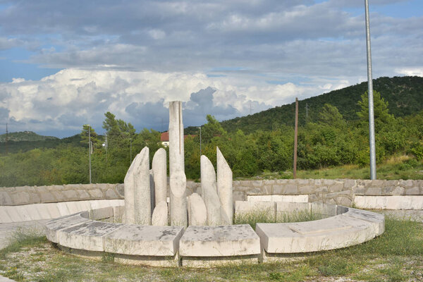 Каменный памятник Барутана, Подгорица, Черногория. Памятник павшим солдатам и борцам за свободу. 
