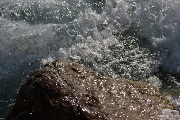 岩の上に海が飛び散った ロッキービーチに衝突する海の波 自然の背景の風景写真 — ストック写真
