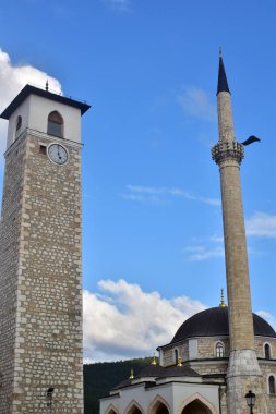 Güneşli bir günde Hüseyin Paşa 'nın Camii. 16. yüzyıldan kalma cami ve saat kulesi..
