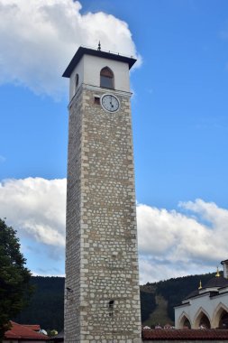 Güneşli bir günde Hüseyin Paşa 'nın Camii. 16. yüzyıldan kalma cami ve saat kulesi..