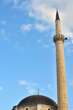 Güneşli bir günde Hüseyin Paşa 'nın Camii. 16. yüzyıldan kalma cami ve saat kulesi..