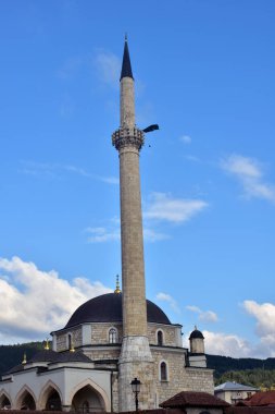 Güneşli bir günde Hüseyin Paşa 'nın Camii. 16. yüzyıldan kalma cami ve saat kulesi..