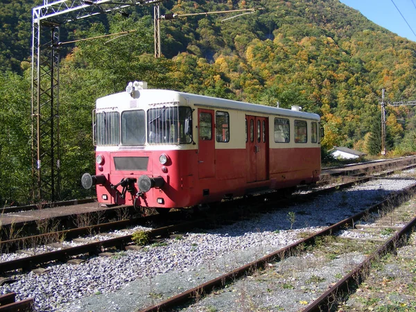 Opuszczony Stary Pociąg Lokomotywa Torach Kolejowych Słoneczny Dzień Przyrodzie — Zdjęcie stockowe