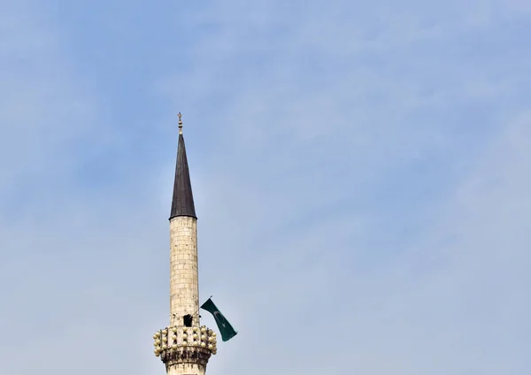 モスクのイスラムのシンボル 古いミナレットとイスラームの旗とテキストのコピースペース — ストック写真