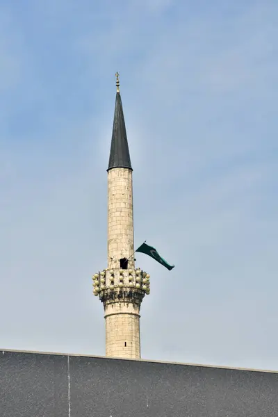 Camide İslam 'ın sembolleri var. İslam bayrağına sahip eski minare ve metin için kopyalama alanı. 