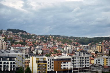 Sırbistan 'ın Uzice kentinin panoraması. Apartman ve evlerin olduğu kasaba sahnesi. 