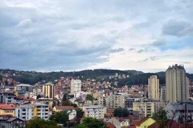 Sırbistan 'ın Uzice kentinin panoraması. Apartman ve evlerin olduğu kasaba sahnesi. 