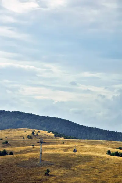 Sonbahar manzarası teleferikli dağlarda