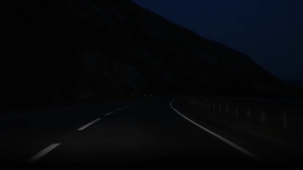 Gece Yarısı Bir Dağ Yolunda Araba Sürmek — Stok video