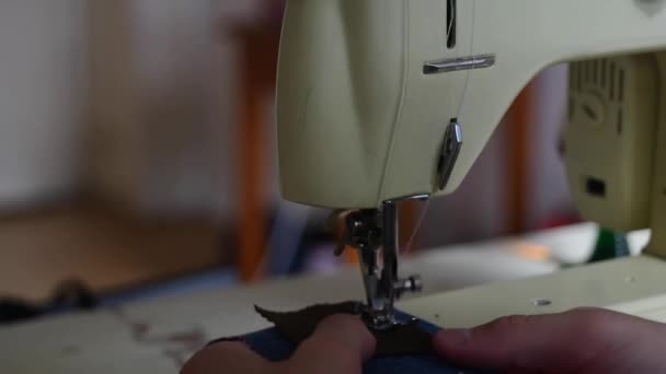 レトロミシンでジーンズを縫う 趣味とレジャー 芸術と工芸品について — ストック動画