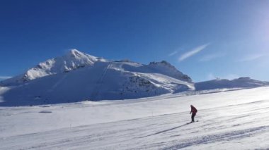 Avusturya Alplerinde kış kayak merkezi. Hintersmoxer buzulu. Güneşin, karın ve kayakçıların kış manzarası.