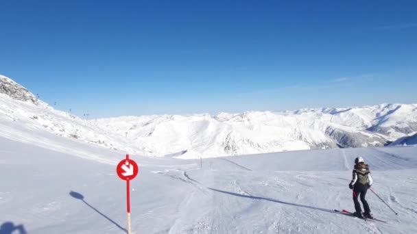 オーストリアアルプスの冬のスキーリゾート シュトゥーサー氷河 スキーヤーの冬の風景 — ストック動画