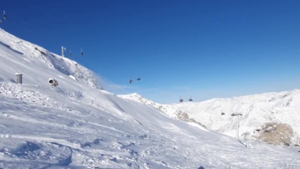 オーストリアアルプスの冬のスキーリゾート シュトゥーサー氷河 スキーヤーの冬の風景 — ストック動画