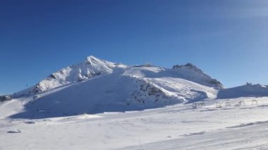 Avusturya Alplerinde kış kayak merkezinde kayak yaparken. Hintersmoxer buzulu. Güneşin, karın ve kayakçıların kış manzarası.