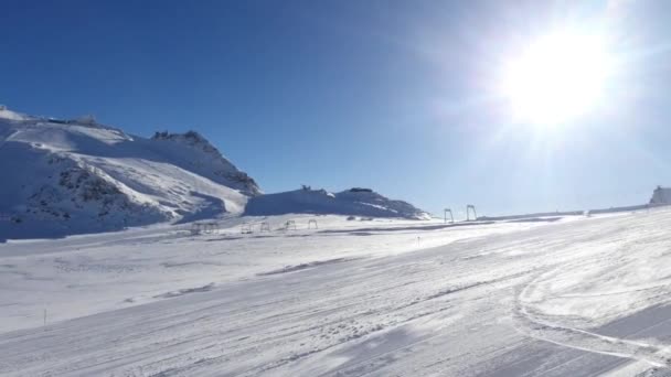 Skidåkning Vinterskidorten Österrikiska Alperna Hintertuxer Glaciär Vinterlandskap Med Sol Snö — Stockvideo